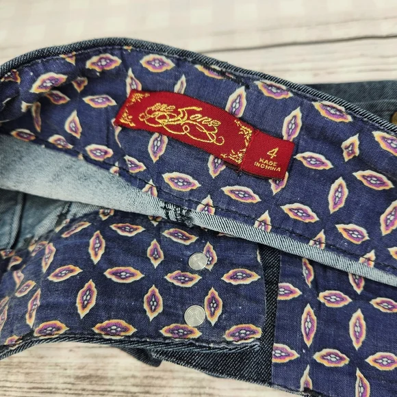 One 5 One Denim Woman's Shorts Size 4 Decorative Adorable Buttons - Picture 6 of 8